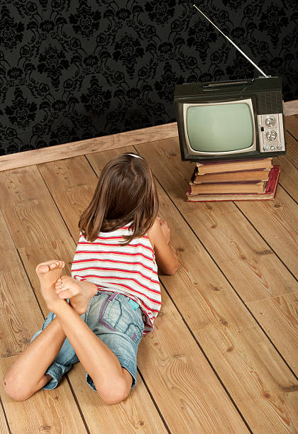 menina assistir tv - television little girls retro revival watching tv - fotografias e filmes do acervo