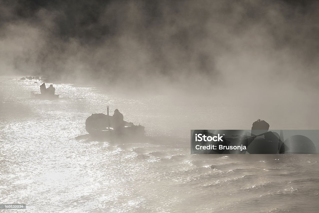 Tôt le matin de brouillard pêcheur - Photo de Activité de loisirs libre de droits