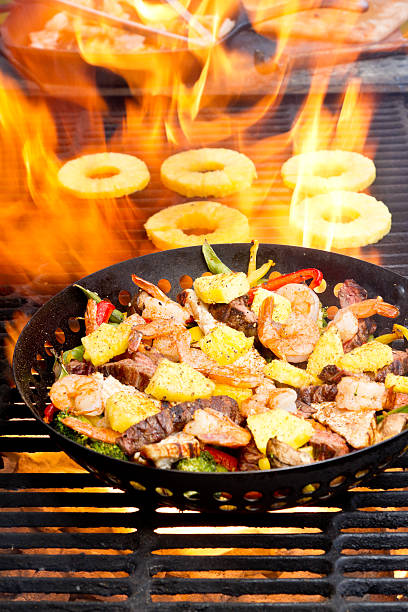 炒め物のバーベキューグリル - barbecue grill broiling barbecue vegetable ストックフォトと画像