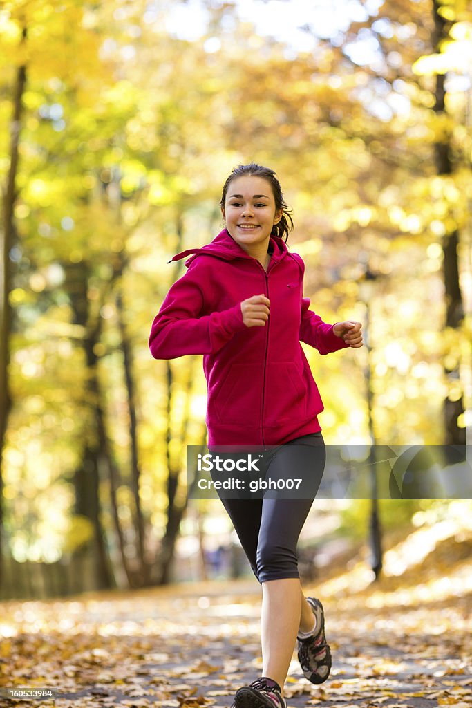 Jeune femme faisant de l'exercice en plein air - Photo de 14-15 ans libre de droits