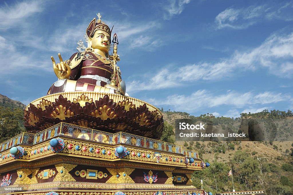 Grande estátua dourada de Padmasambhava em Rewalsar, Índia - Foto de stock de Arcaico royalty-free