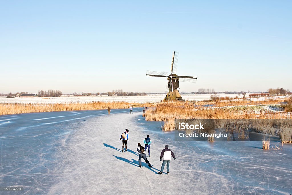 Pattinaggio su ghiaccio su un lago ghiacciato in Olanda - Foto stock royalty-free di Paesi Bassi