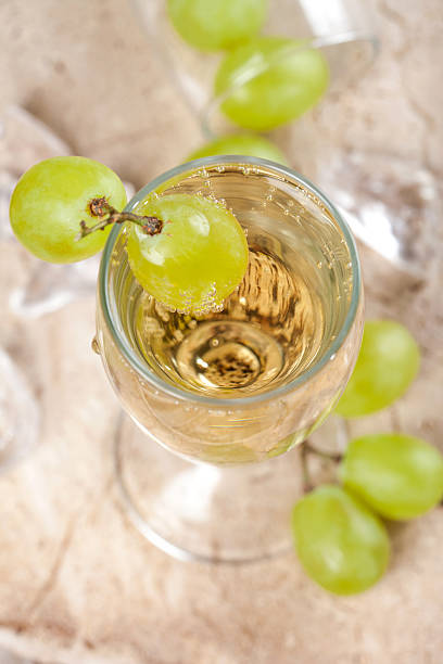 raisin clair, dernier verre avec vue - crushed ice colors grape fruit photos et images de collection