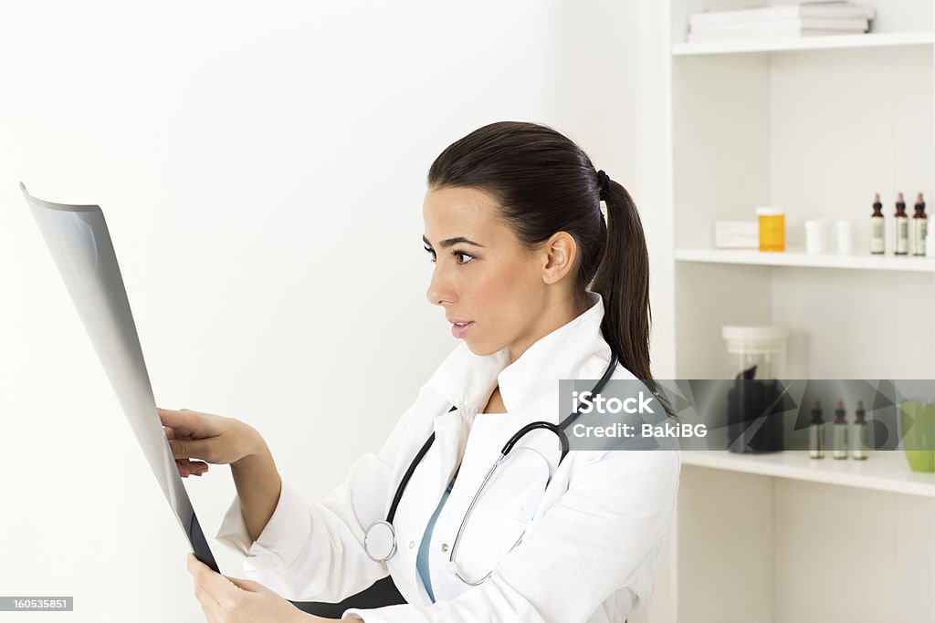 Ärztin Blick auf x-ray - Lizenzfrei Allgemeinarztpraxis Stock-Foto