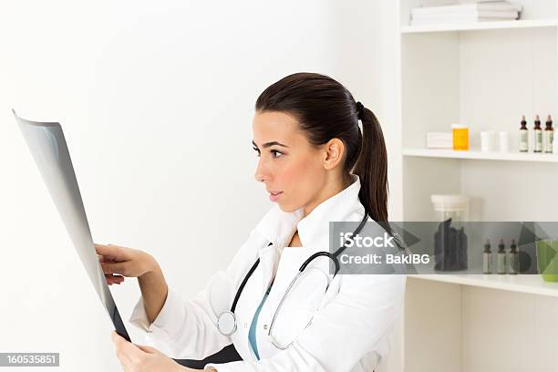 Ärztin Blick Auf Xray Stockfoto und mehr Bilder von Allgemeinarztpraxis - Allgemeinarztpraxis, Arzt, Betrachtung