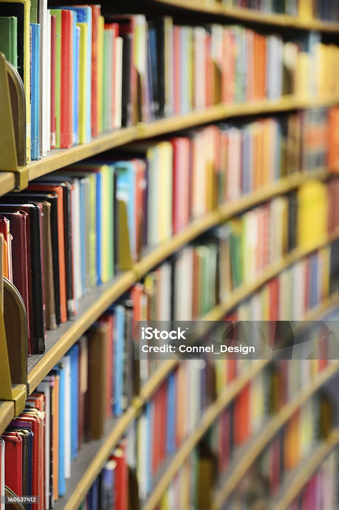 Biblioteca de libros en filas de los estantes - Foto de stock de Libro libre de derechos