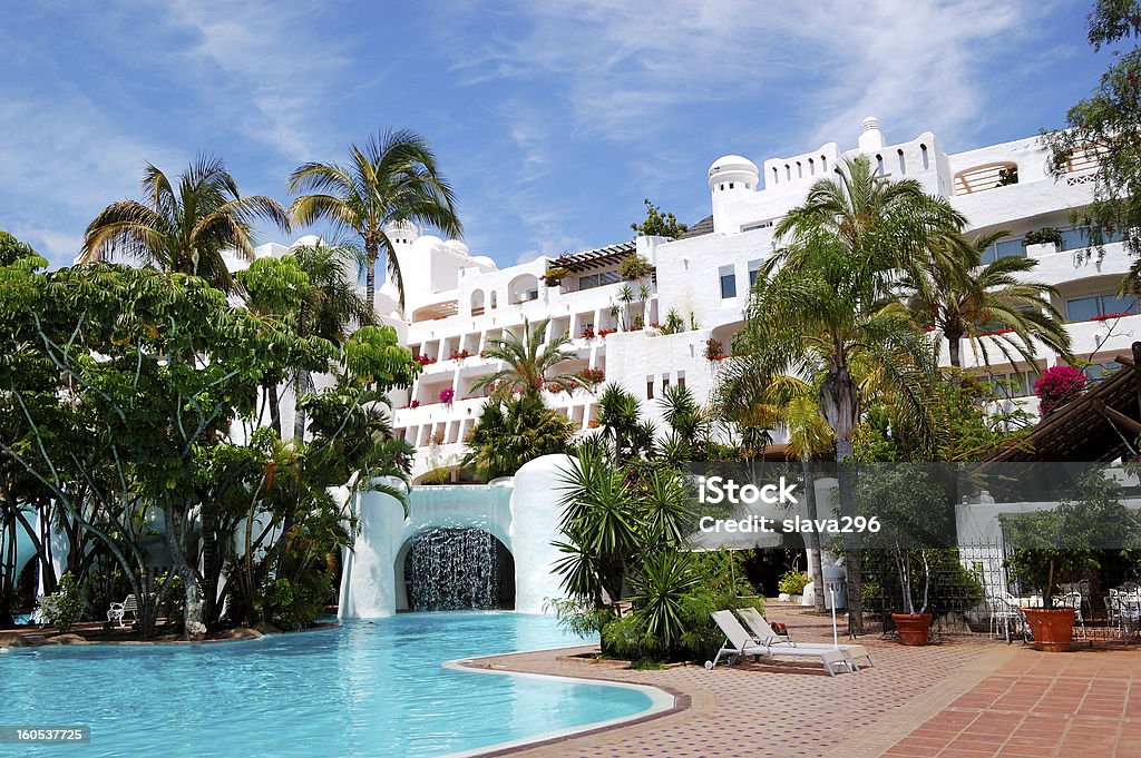 Swimmingpool mit Wasserfall und Gebäude von Luxus-hotel - Lizenzfrei Hotel Stock-Foto