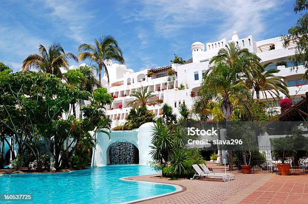 Swimmingpool Mit Wasserfall Und Gebäude Von Luxushotel Stockfoto und mehr Bilder von Hotel