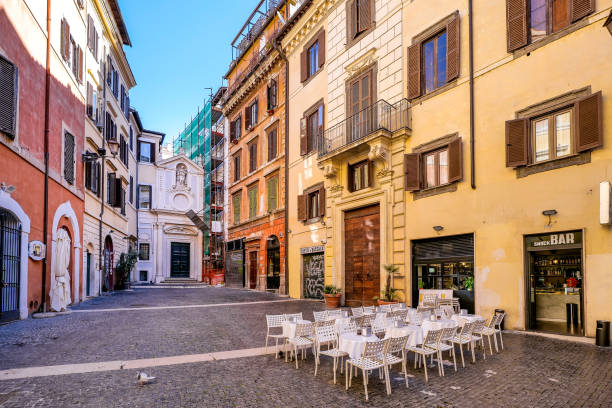 mały plac largo dei librari w pobliżu campo de fiori w barokowym sercu rzymu - balcony rome window ornate zdjęcia i obrazy z banku zdjęć