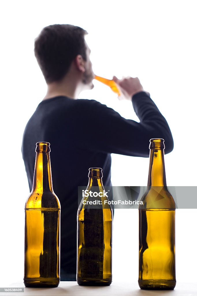 Homme et bouteilles de bière - Photo de Adulte libre de droits