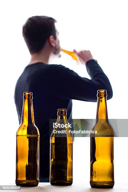 Photo libre de droit de Homme Et Bouteilles De Bière banque d'images et plus d'images libres de droit de Adulte - Adulte, Alcool, Alcoolisme