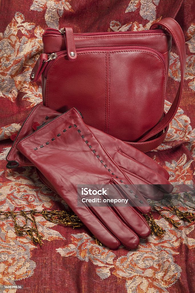 Guantes de cuero rojo y bolso - Foto de stock de A la moda libre de derechos