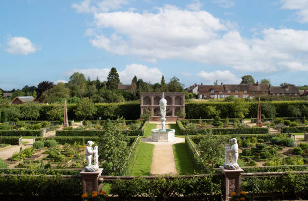 Beautifulfully restored  elizabethan garden  kenilworth castle