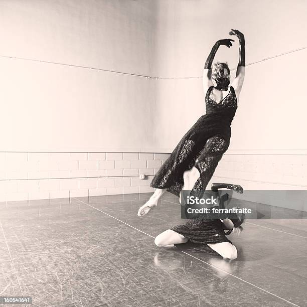 Photo libre de droit de Danse Moderne banque d'images et plus d'images libres de droit de Danser - Danser, Danseur, Couleur noire