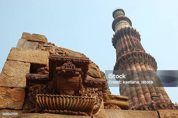 Photo libre de droit de Qutb Minar Le Plus Haut Minaret En Inde Classée Au Patrimoine Mondial De Lunesco Delhi banque d'images et plus d'images libres de droit de Antique