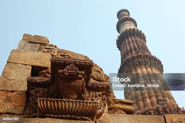 Foto de Qutb Minar Mais Minarete Na Índia Patrimônio Da Unesco Nova Delhi e mais fotos de stock de Alto - Descrição Geral