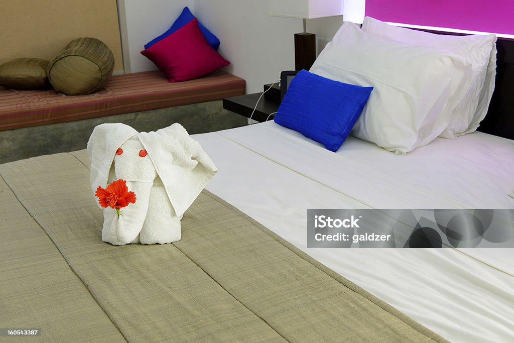 Habitación en el hotel con un elefante en la toalla - Foto de stock de Hotel de lujo libre de derechos