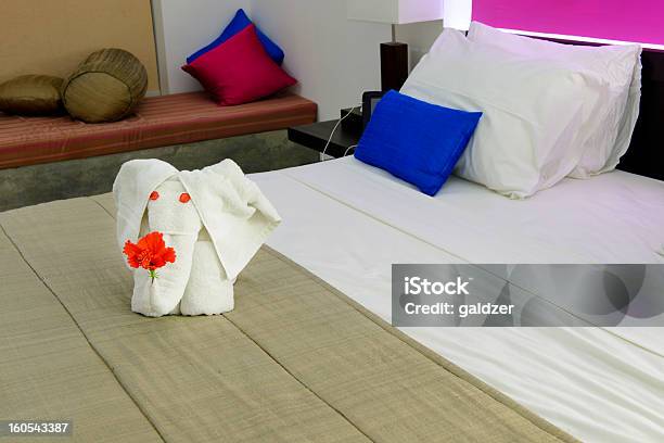 Foto de Quarto Em Um Hotel Com Um Elefante De Toalha e mais fotos de stock de Hotel de luxo - Hotel de luxo, Suíte de Hotel, Abstrato