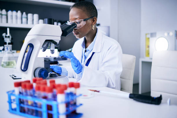 혈액 검사 연구, 의료 분석 및 dna 또는 바이러스 튜브를 위한 현미경에 대한 과학, 실험실 및 여성. 생명 공학, 의료 및 과학자, 의사 또는 아프리카 인이 입자를 확인합니다. - science life medical research healthcare and medicine 뉴스 사진 이미지