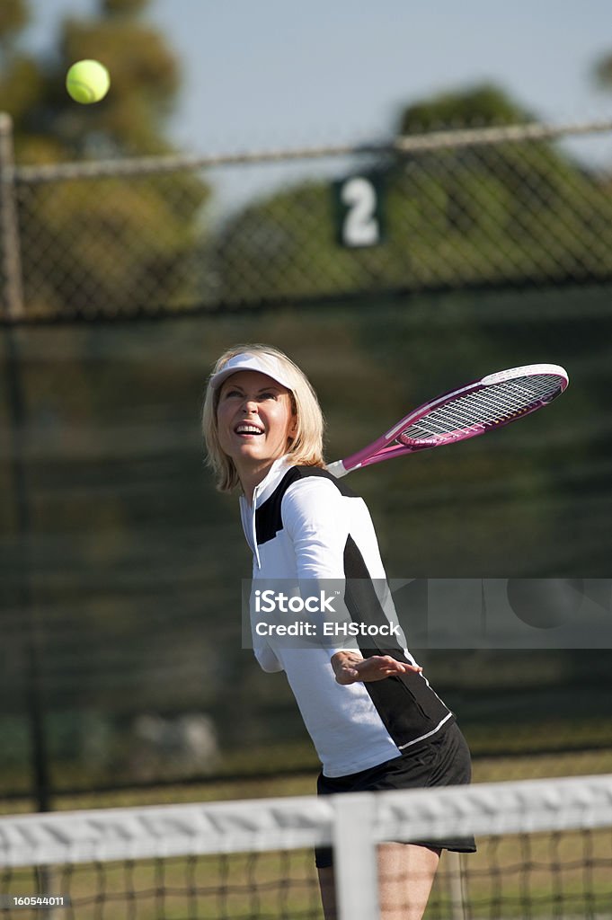 Mujer rubia jugando al tenis - Foto de stock de Tenis libre de derechos