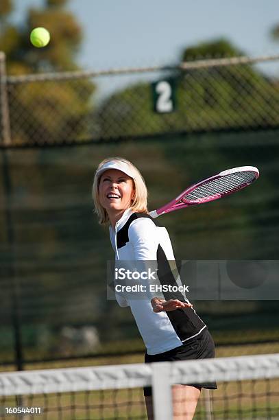 Biondo Donna Giocare A Tennis - Fotografie stock e altre immagini di Tennis - Tennis, Abbigliamento da tennis, Adulto