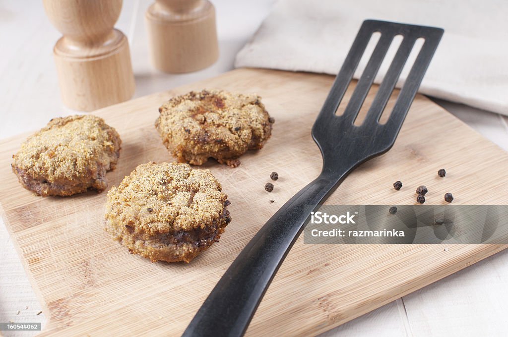 Gebratenes Fleisch-Kottlets (Pastetchen) mit Küchenspatel - Lizenzfrei Burger Stock-Foto