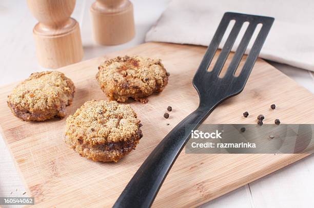 Foto de Costeletas De Carne Fritas Com Espátula e mais fotos de stock de Antepasto - Antepasto, Carne, Carne Sem Osso