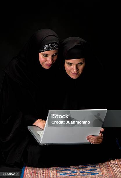 Photo libre de droit de Femme Musulmane Avec Internet banque d'images et plus d'images libres de droit de Adulte - Adulte, Adulte d'âge mûr, Affaires