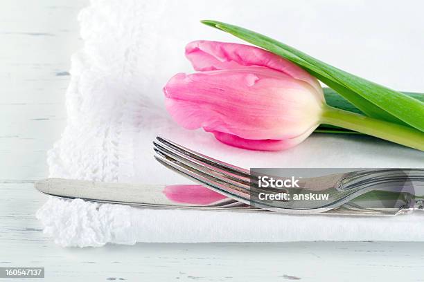 Nahaufnahme Von Rosa Tulpen Auf Rustikalen Aufbau Für Abendessen Stockfoto und mehr Bilder von Altertümlich