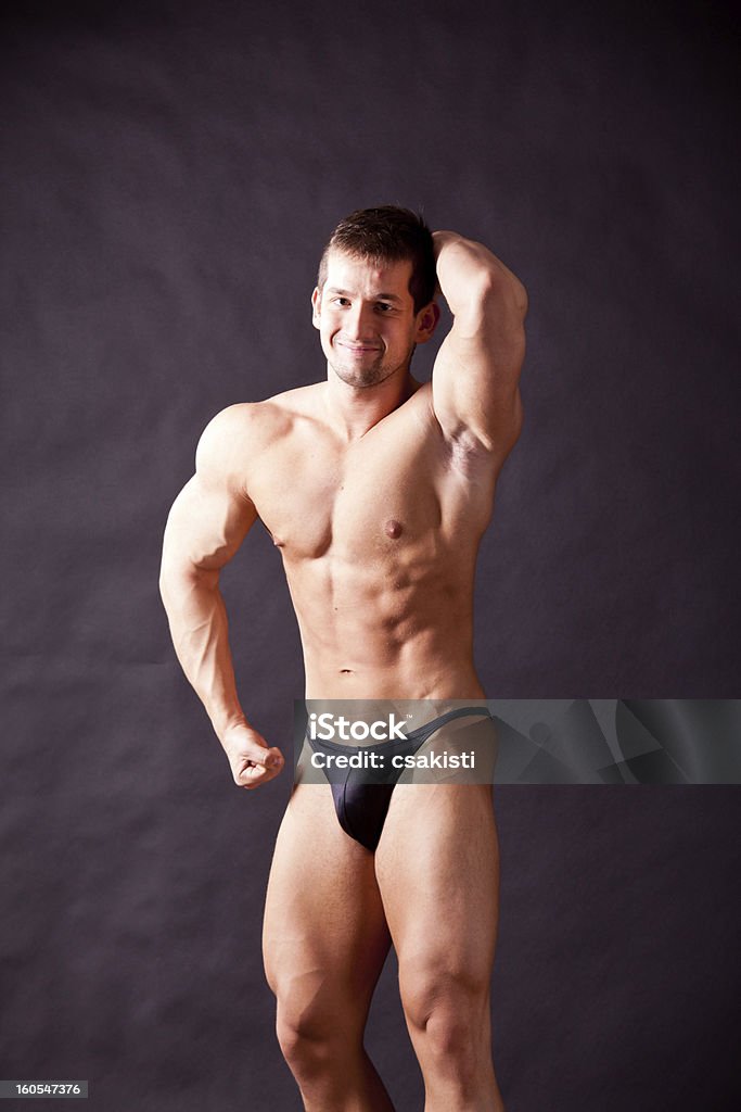 Jovem bodybuilder Posando - Royalty-free Abdómen Foto de stock