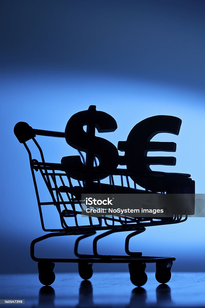 Símbolo de dólar y el Euro en cesta de compras - Foto de stock de Crecimiento libre de derechos