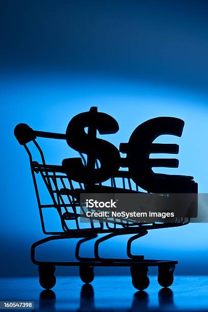 Símbolo De Dólar Y El Euro En Cesta De Compras Foto de stock y más banco de imágenes de Crecimiento - Crecimiento, Símbolo de Moneda de la Comunidad Europea, Símbolo del dólar