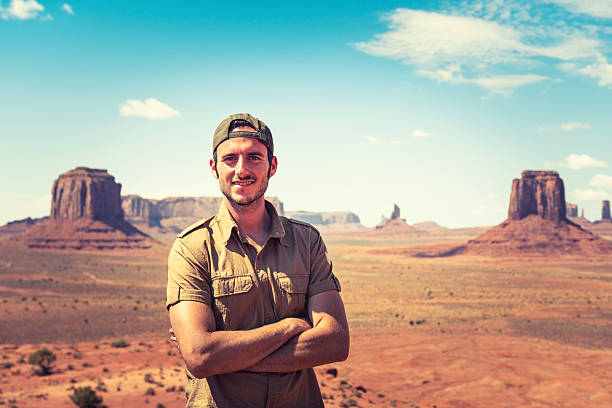 ranger sonriente en el parque nacional tribal de monument valley - monument valley navajo mesa monument valley tribal park fotografías e imágenes de stock