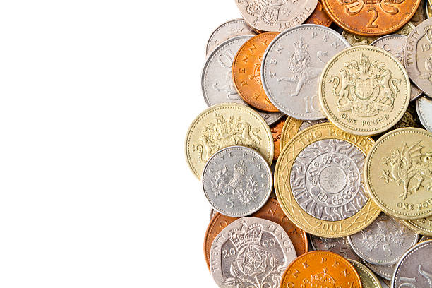 haufen von moderne britische münzen mit weißen textfreiraum - coin british currency british coin stack stock-fotos und bilder