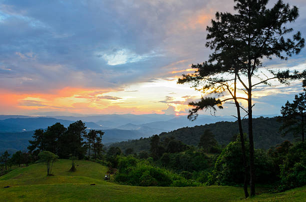 sunsets na montanha. - kesiya imagens e fotografias de stock