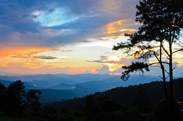 sunsets na montanha. - kesiya imagens e fotografias de stock