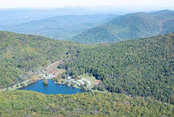 пики выдры - бульвар блу-ридж. вид с тропы шарп-топ - panoramic great appalachian valley the americas north america стоковые фото и изображения