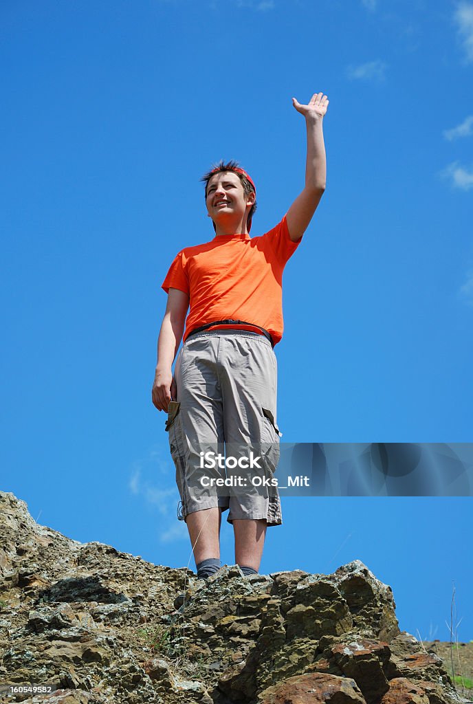 Ragazzo adolescente Benvenuto nella parte superiore della montagna. - Foto stock royalty-free di Adolescente