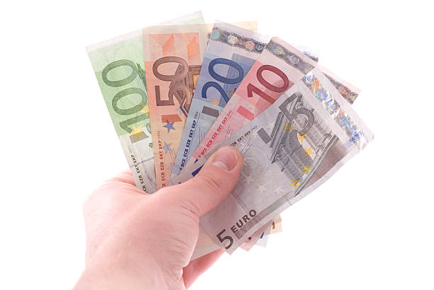 pieniądze w ręce - five euro banknote european union currency number 5 paper currency zdjęcia i obrazy z banku zdjęć