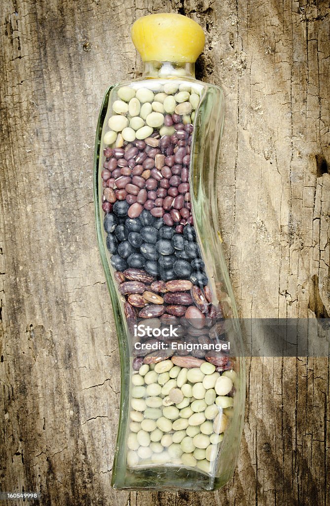 Tomate sobre fondo de madera - Foto de stock de Alimento libre de derechos