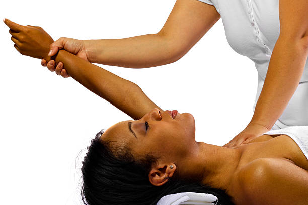 afro-americano do passado feminino recebendo terapia física - stretching chiropractor alternative medicine human muscle - fotografias e filmes do acervo
