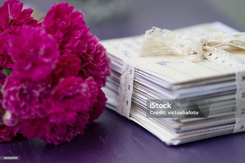 Stapel von alten Buchstaben mit Rosen - Lizenzfrei Akten ablegen Stock-Foto