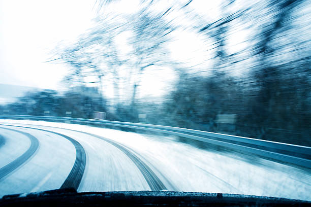 kraju drogi śniegu, - drivers point of view country road snowing blizzard zdjęcia i obrazy z banku zdjęć