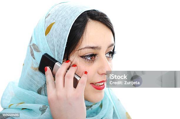 Arabische Mädchen Sprechen Auf Handy Stockfoto und mehr Bilder von 20-24 Jahre - 20-24 Jahre, Am Telefon, Arabeske