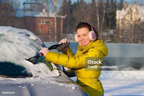 Dziewczyna Czyszczenie Samochodu Z Śniegu - zdjęcia stockowe i więcej obrazów Biały - Biały, Chłodny, Dorosły