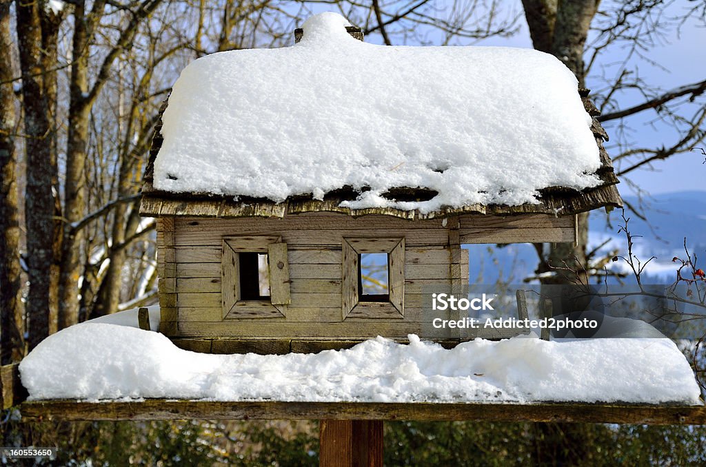 Casa de madeira em miniatura com neve - Foto de stock de Casa de boneca royalty-free