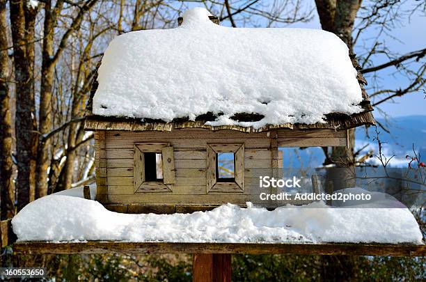 Miniatura Casa De Madeira Com Neve - Fotografias de stock e mais imagens de Casa de Boneca - Casa de Boneca, Branco, Casa