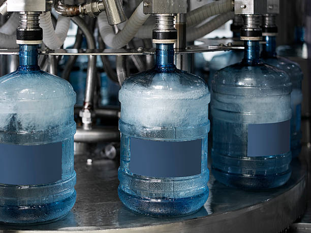 вода разливочный завод - water bottle plastic bottle bottling plant стоковые фото и изображения