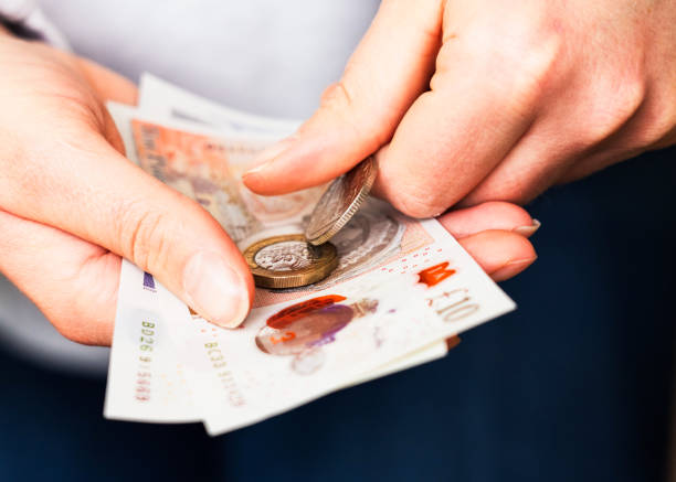 counting british cash - women savings uk coin imagens e fotografias de stock