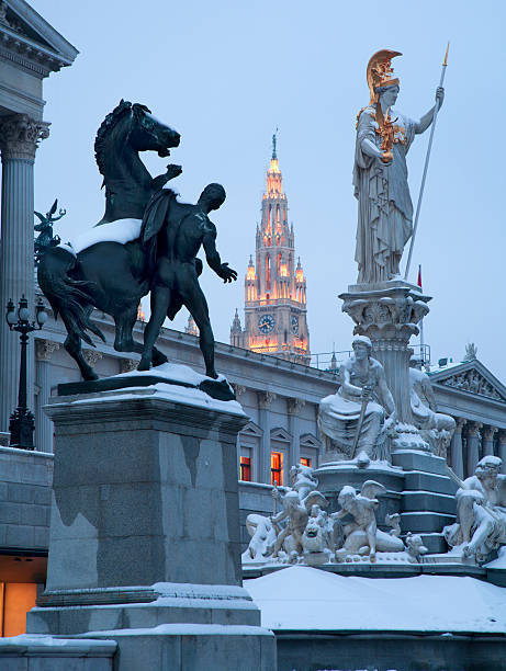 la fontaine de pallas-athéna, vienne du parlement en soirée - mythology snow winter austria photos et images de collection